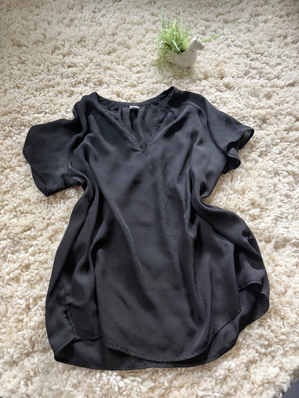 Elegant black short-sleeve tunic with a flattering V-neckline. Lightweight, flow